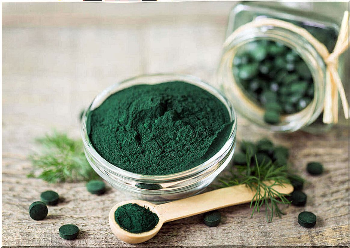 Spirulina in powder and capsule form