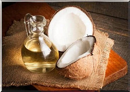 Coconut oil contains antibacterial ingredients that kill accumulated bacteria in the mouth