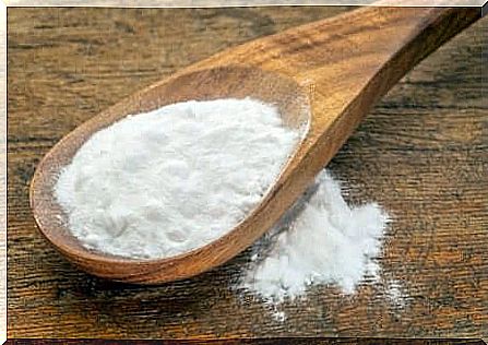 Baking soda is an exfoliating agent that helps you fight the white tongue