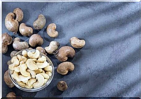 A bowl of cashews.