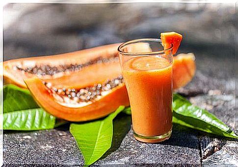 Smoothie with aloe vera and papaya