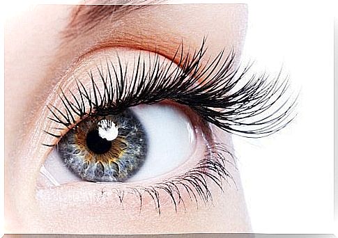 Get longer eyelashes with these natural tips