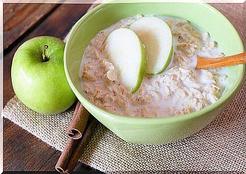 Oatmeal with green apples