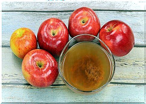 apple cider vinegar is effective against athlete's foot