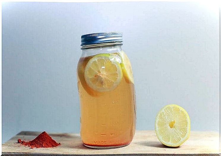 Improve body well-being with turmeric and lemon water