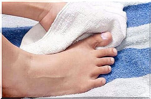 It is important to keep your feet dry to prevent ingrown toenails. 