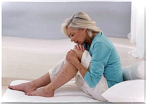 A woman who has inflammation in the leg.